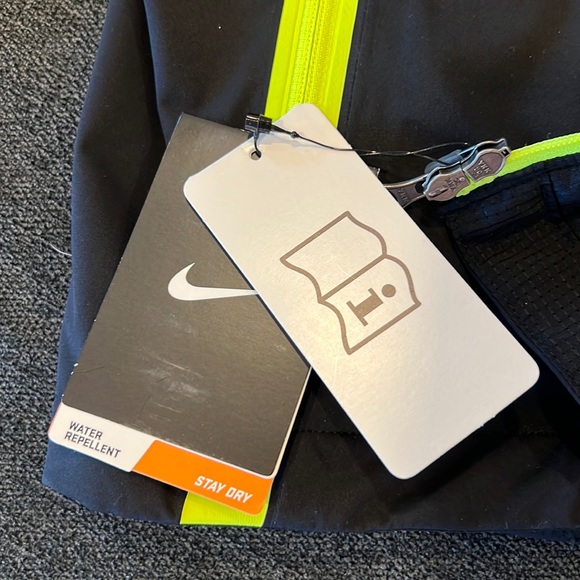 NWT- Nike Women’s Running Jacket - Picture 5 of 6